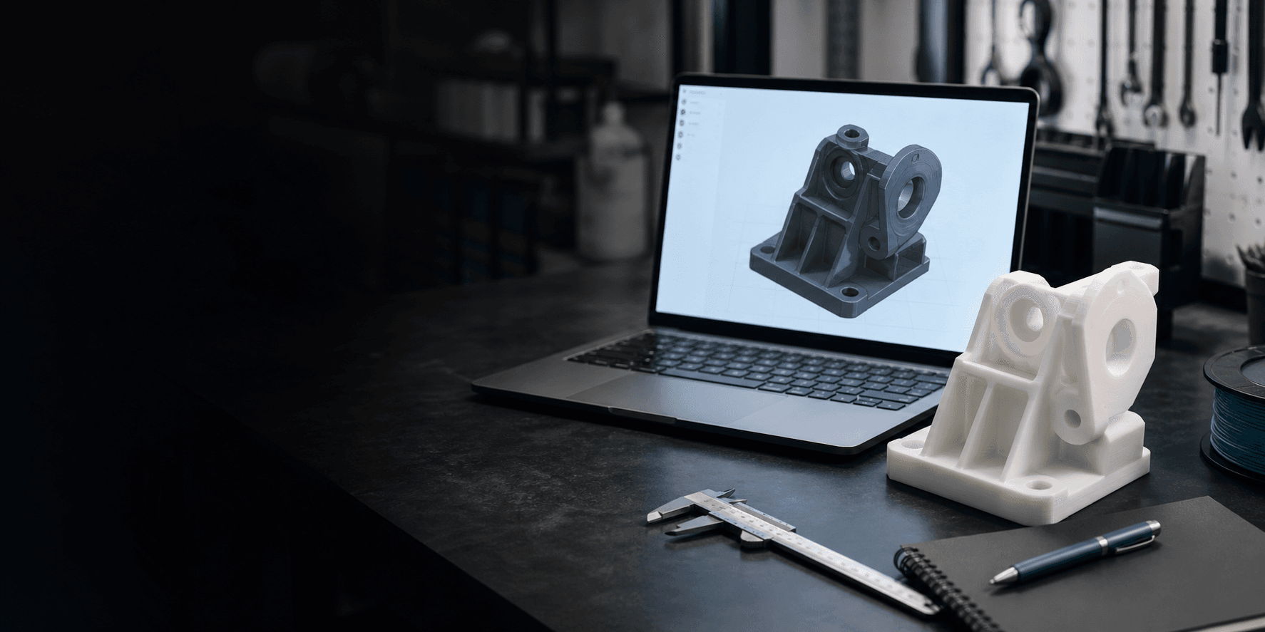 CAD-modell på en bærbar PC ved siden av en printet prototype