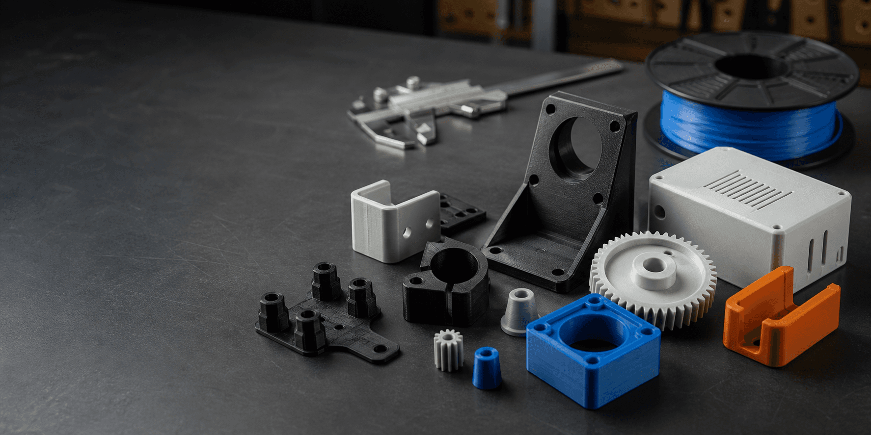Ferdige 3D-printede deler på et arbeidsbord