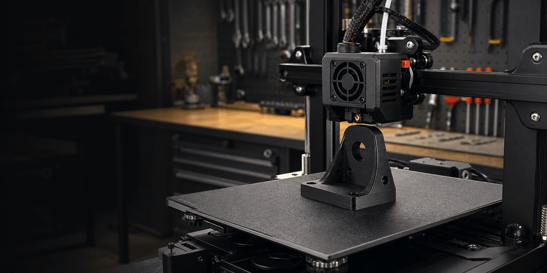 3D-printer som lager en svart funksjonell brakett
